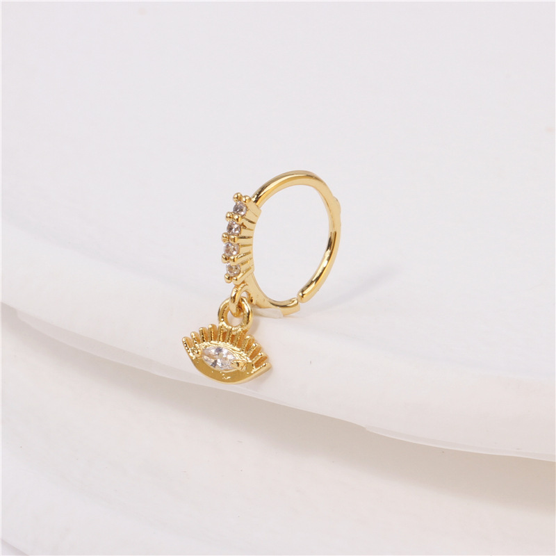 Anello transfrontaliero europeo e americano con mini cuore intarsiato di diamanti, ciondolo a forma di luna con occhio di diavolo blu e piercing al naso_voghion.com