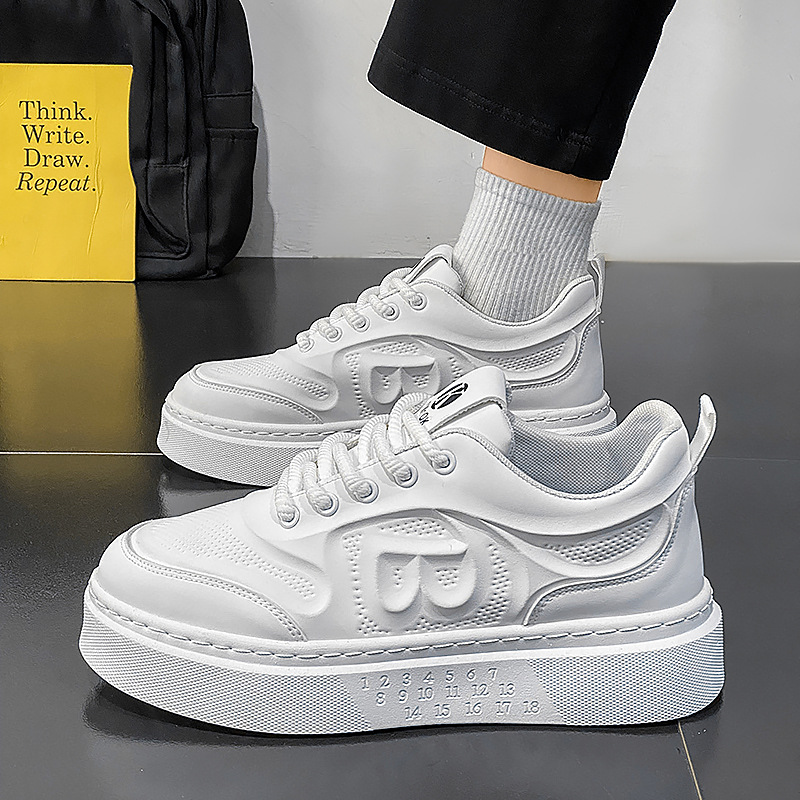 Pequeños zapatos blancos para hombres, zapatos casuales ligeros y cómodos, primavera y verano, nuevos zapatos de skate para hombres, zapatos de moda para hombres, 2026