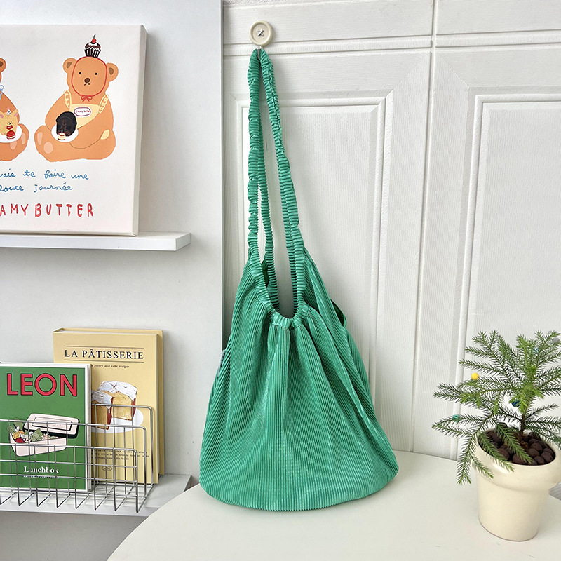 Bolsa de hombro inclinada de marca de moda red bolsa de gran capacidad de transporte bolsa de lona casual bolsa de color caramelo delgada pliegue