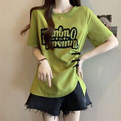 大きいサイズの婦人服は腹を覆います。プリント半袖tシャツの女性は太っています。