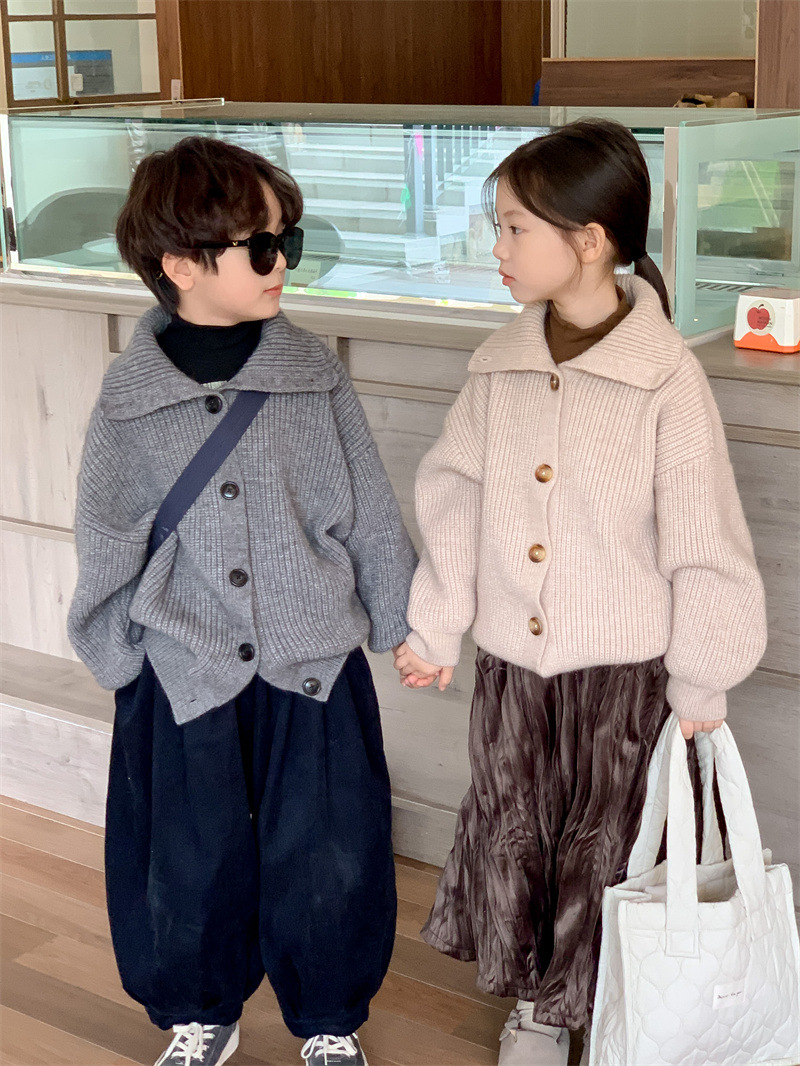 Versão coreana do suéter masculino e feminino 2023 outono/inverno novo cardigan de malha grossa infantil estiloso para bebês_voghion.com