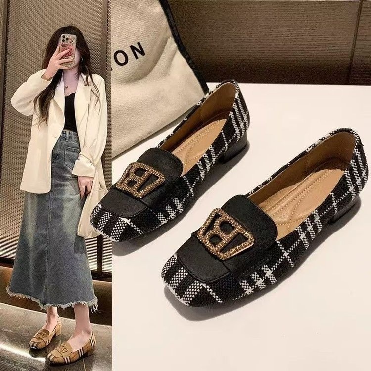 Xiaoxiang estilo de tacones altos de color para mujeres 2026 verano nuevo hebilla de metal de moda de tacones gruesos y superficiales zapatos individuales