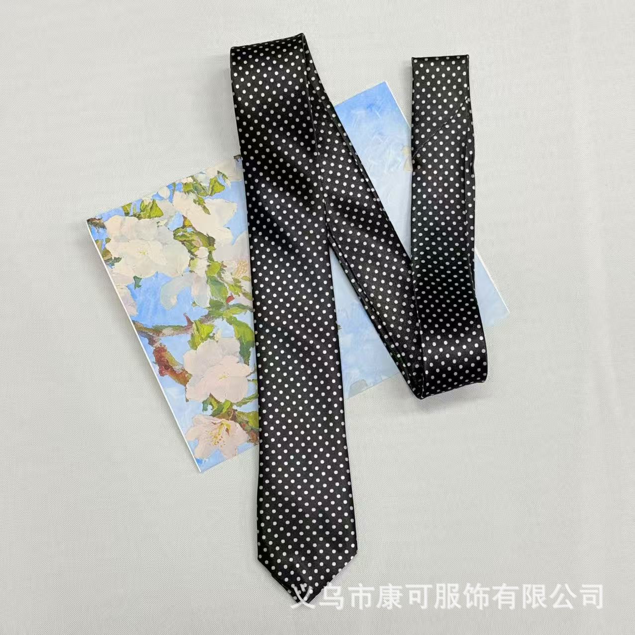 검정색 배경에 흰색 물결 무늬