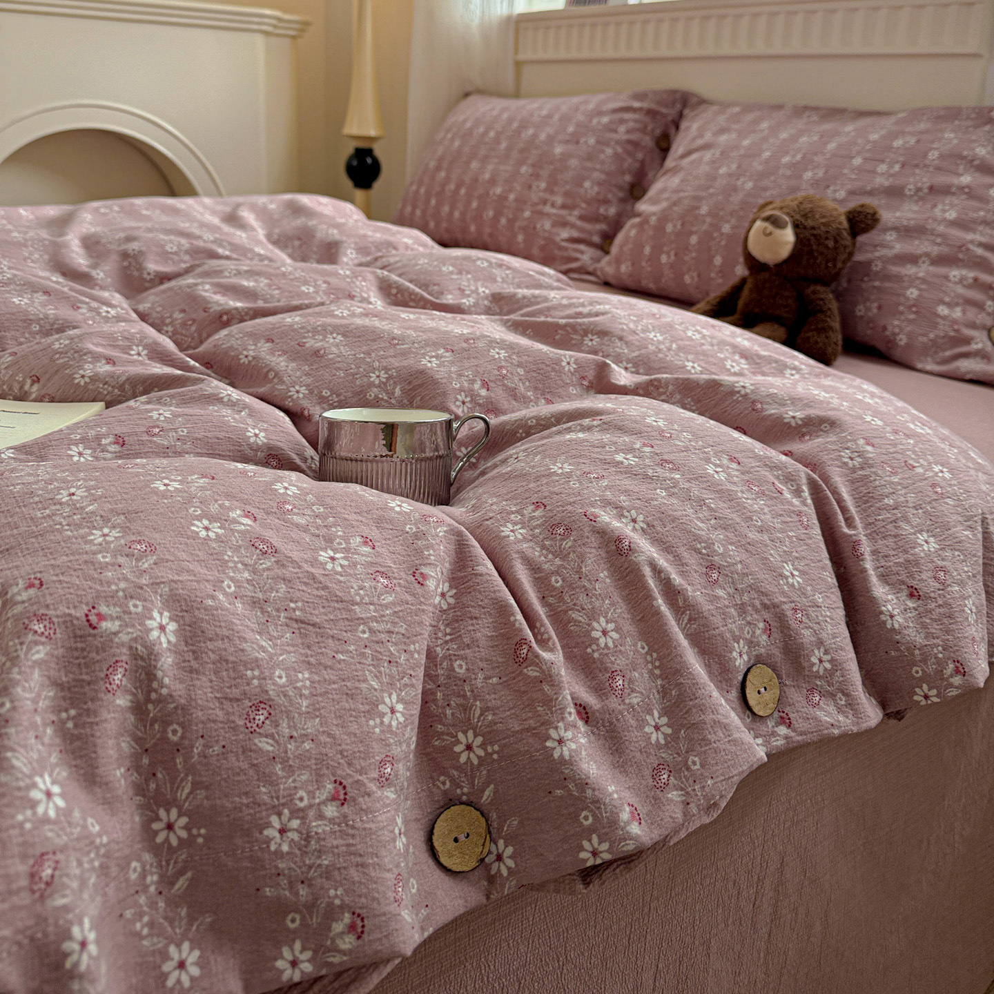 Classe A algodón bruto lino de cuatro piezas retrógrado botones de flores sábanas de algodón cubierta de cama de tres piezas conjunto de ropa de cama