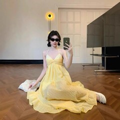 黄色の背中のストラップのワンピースの女性2025夏の不規則な三亜旅行の海辺の休暇のビーチのロングスカートの女性