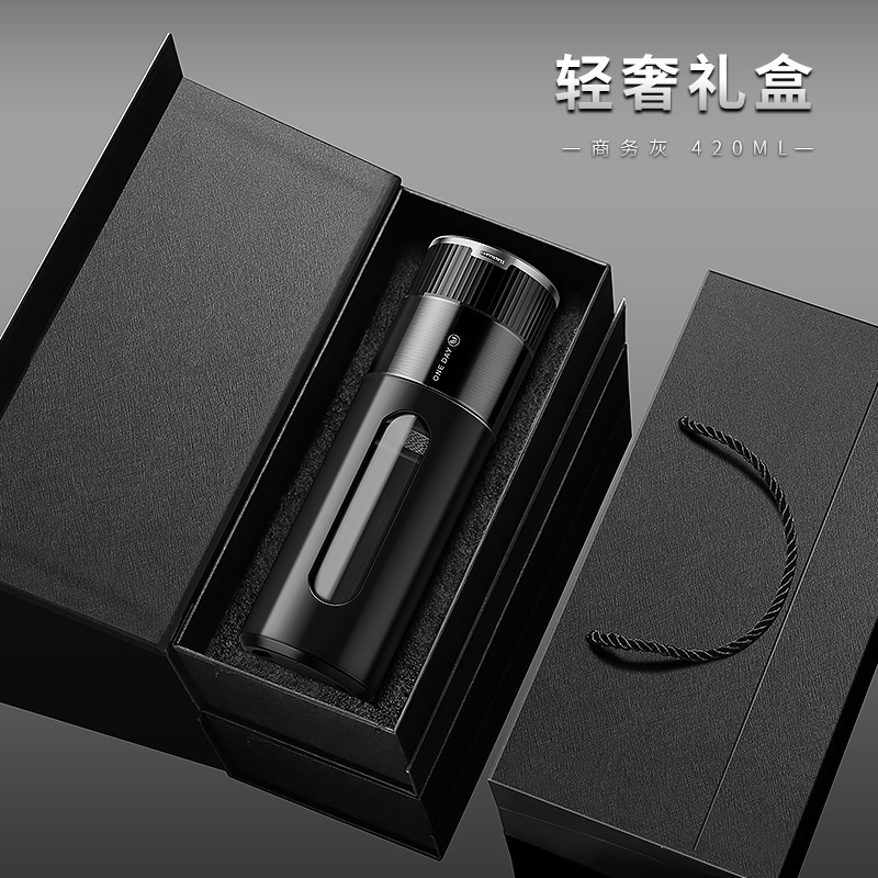 Onedayプラスチックガラスカップ車載ハイエンドビジネスギフト茶カップにお茶を持っています。|undefined