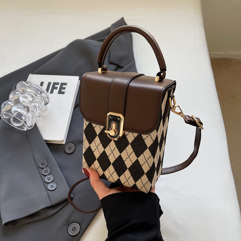 펜던트가 없는 브라운