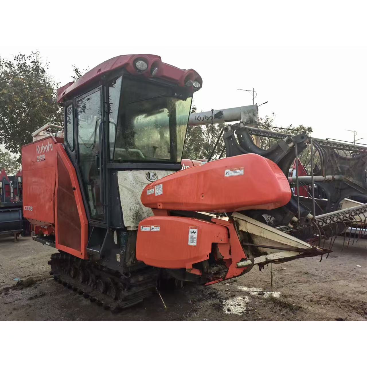 Cosechadora de maíz de grano sobre orugas Kubota CX108