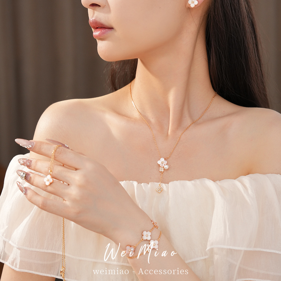 Flores de cerezo polvo de rosa de rosa de piedra collar ligero de lujo nicho de alto nivel sensación de cadena de clavícula dulce viento pequeño conjunto de joyas frescas