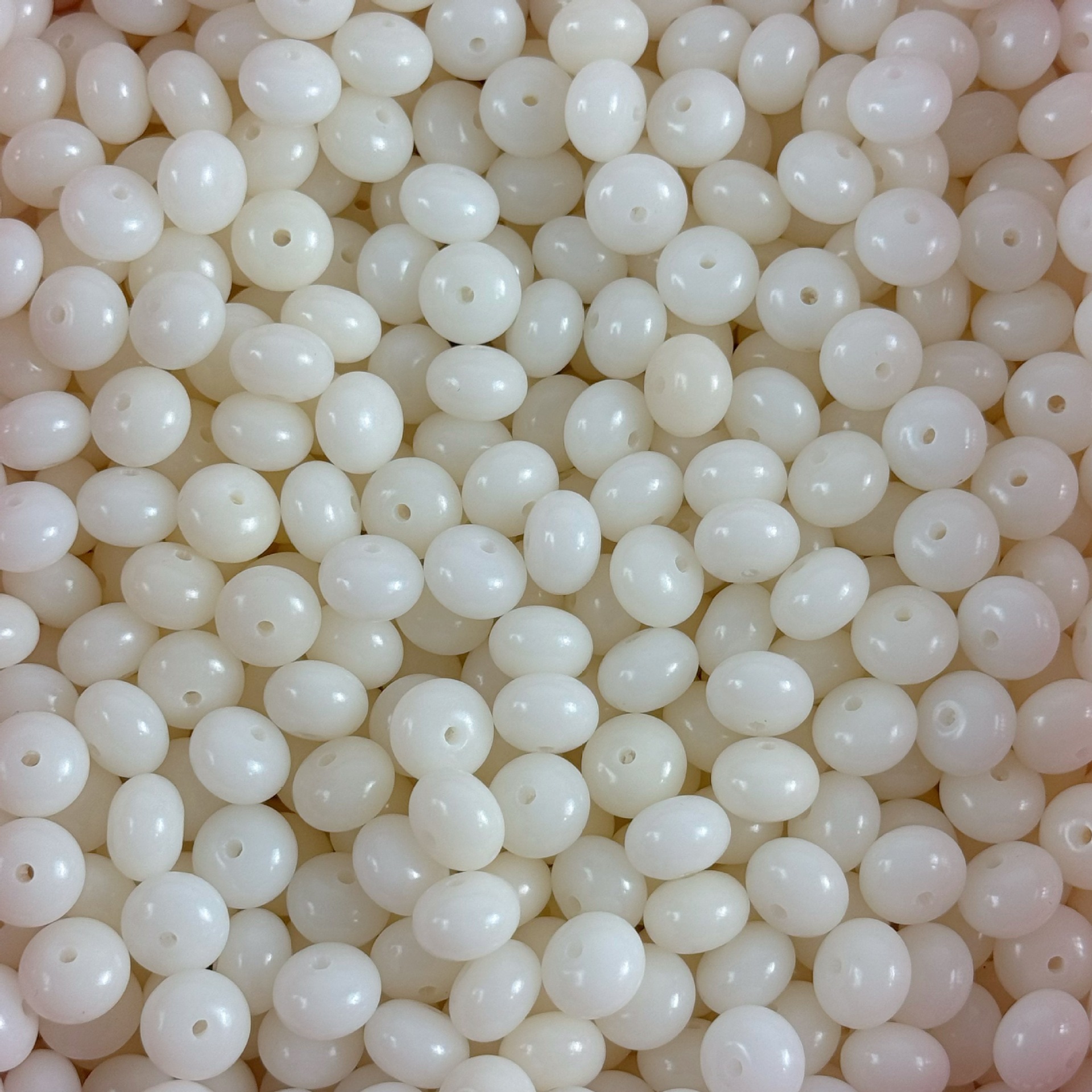 Бусины из белых счетов 6*9мм.