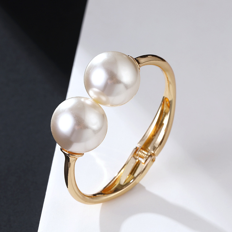 Elegant Symmetrical Pearl Bracelet