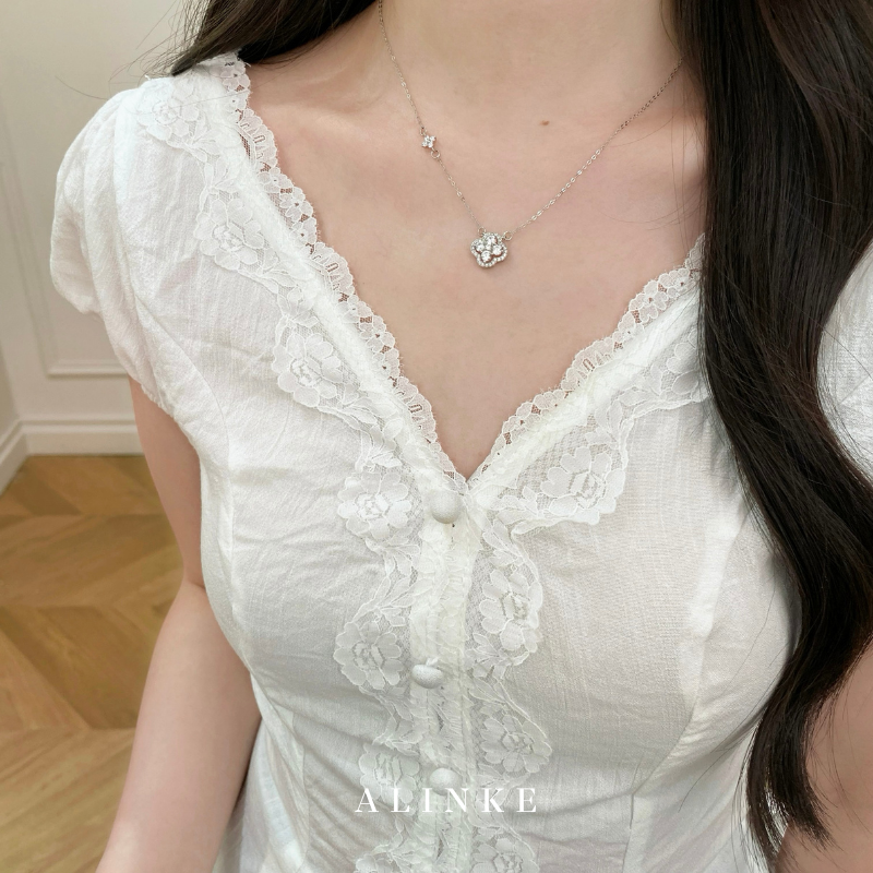 "Paris Night Song" Internet-Famous Four-Leaf Clover Necklace for Women, Light Luxury Niche High-End Clavicle Pendant, Gift for Best Friend