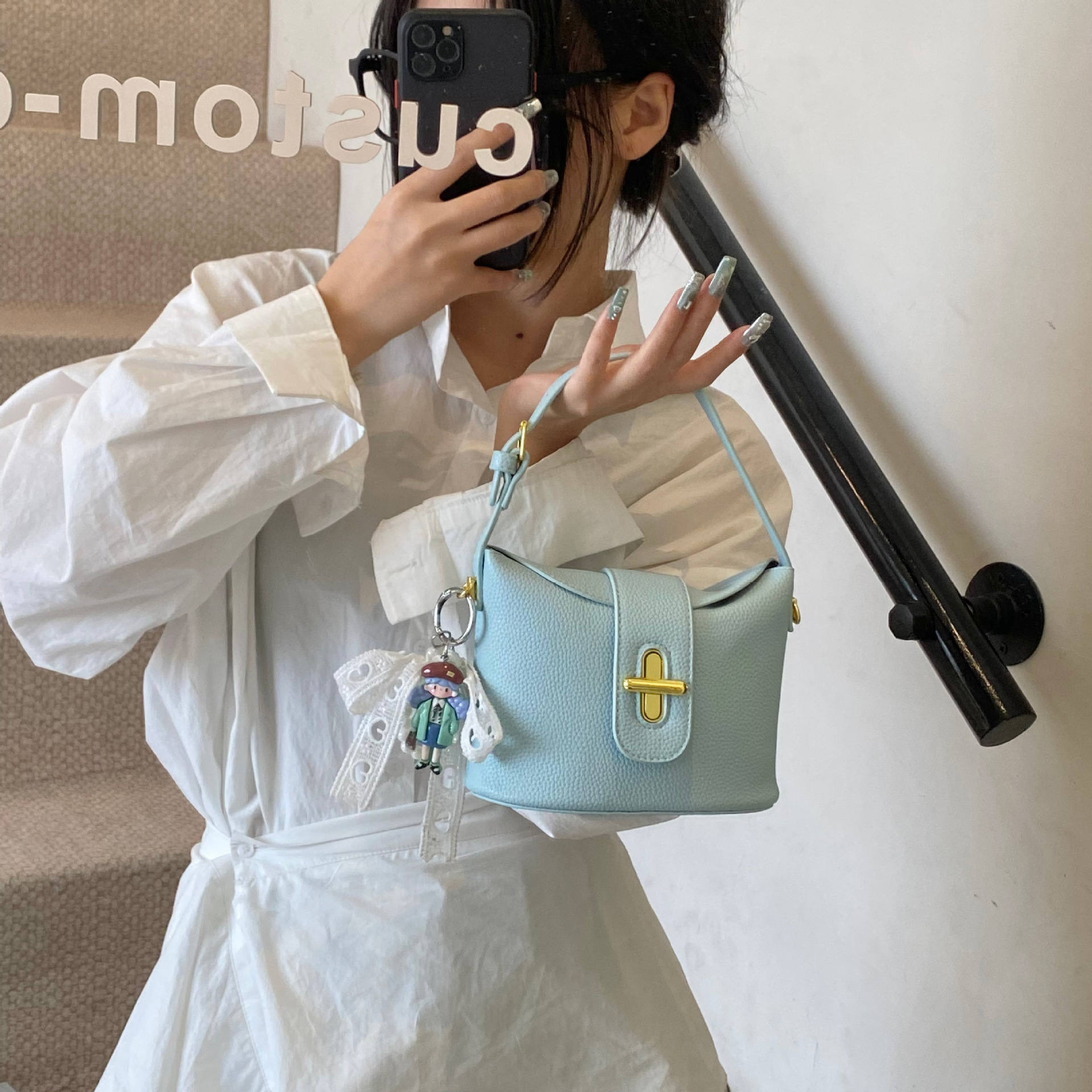 Bolso de mano de cercanías de nicho para mujer 2025 nuevo bolso de hombro moda simple casual bolso de mensajero para la axila