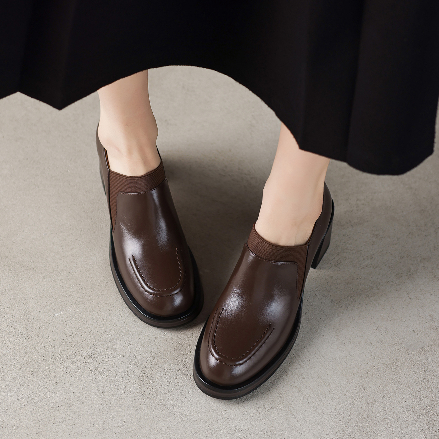 Giày cao gót nữ loafer cổ điển mũi sâu gót vuông 7.5 cm da bò thật — màu nâu