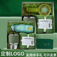 お土産の実用的なプレゼントは社員の誕生日プレゼントを送ります。