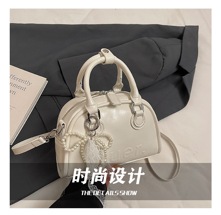 This year, Korean-style, stylish and simple hand-held bags with niche designs are in vogue. These are fashionable summer underarm bags for women's commuting Item Picture