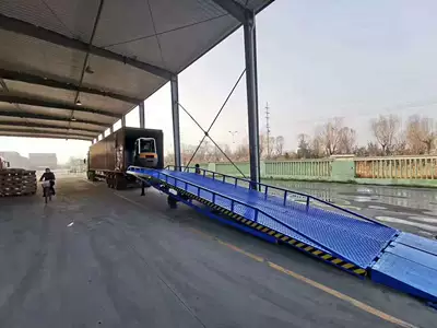 Manufacturer's Ready-Made Mobile Climbing: Avtomobil fırlanan platformaları - 12-tons-of-boarding-bridge-deposit