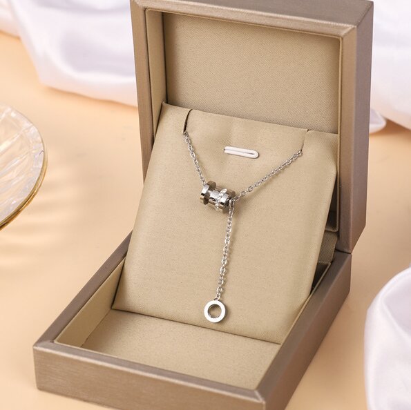 Collar de acero de titanio para mujeres simple y versátil estilo ligero de lujo nicho diseño de alta calidad no decoloración joyería de cadena de clavícula al por mayor
