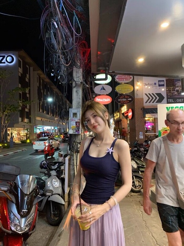 Women's autumn-summer U-neck halter top with built-in chest pads, sports tank top, slim-fit, with collar, in purple taro color