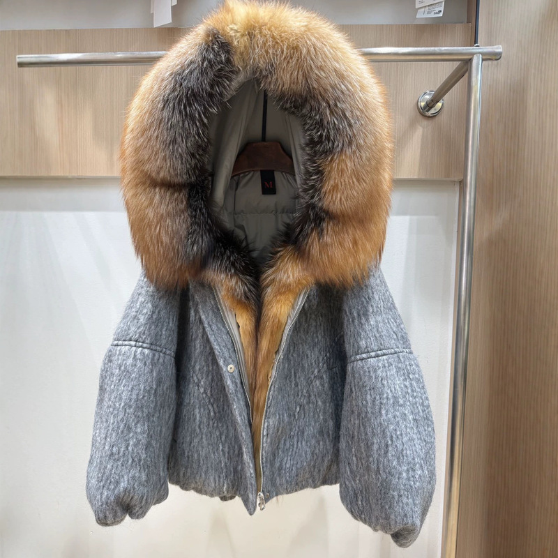 European-style goose down jacket with golden island fox fur collar, women's short loose thickened down coat, 2026 winter new fur coat, trendy European-style goose down jacket with golden island fox fur collar, women's short loose thickened down coat, 2026 winter new fur coat, trendy