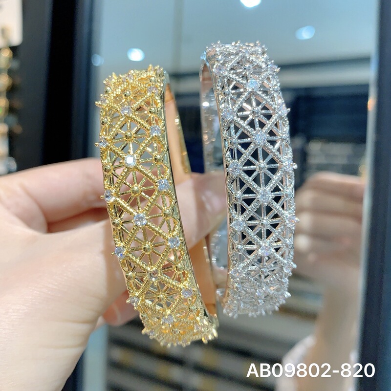 Full Circle Single-Sided Hollow-Out Zircon Bracelet with Hidden Clasp Design, Diamond-Encrusted Light Luxury Bracelet, Elegant Jewelry from Dubai Full Circle Single-Sided Hollow-Out Zircon Bracelet with Hidden Clasp Design, Diamond-Encrusted Light Luxury Bracelet, Elegant Jewelry from Dubai