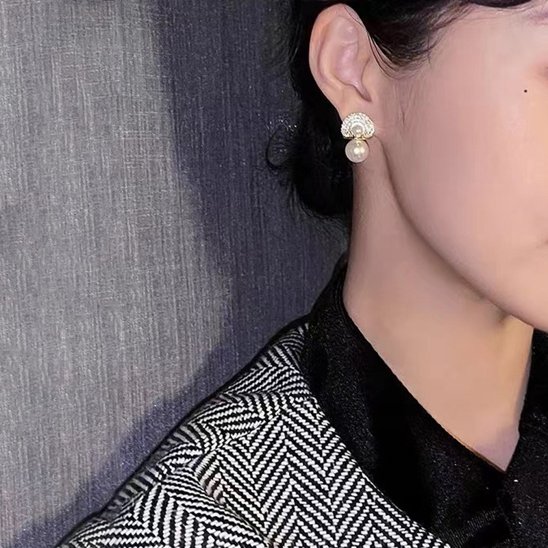 Trendy Women's Fan-shaped Pearl Stud Earrings