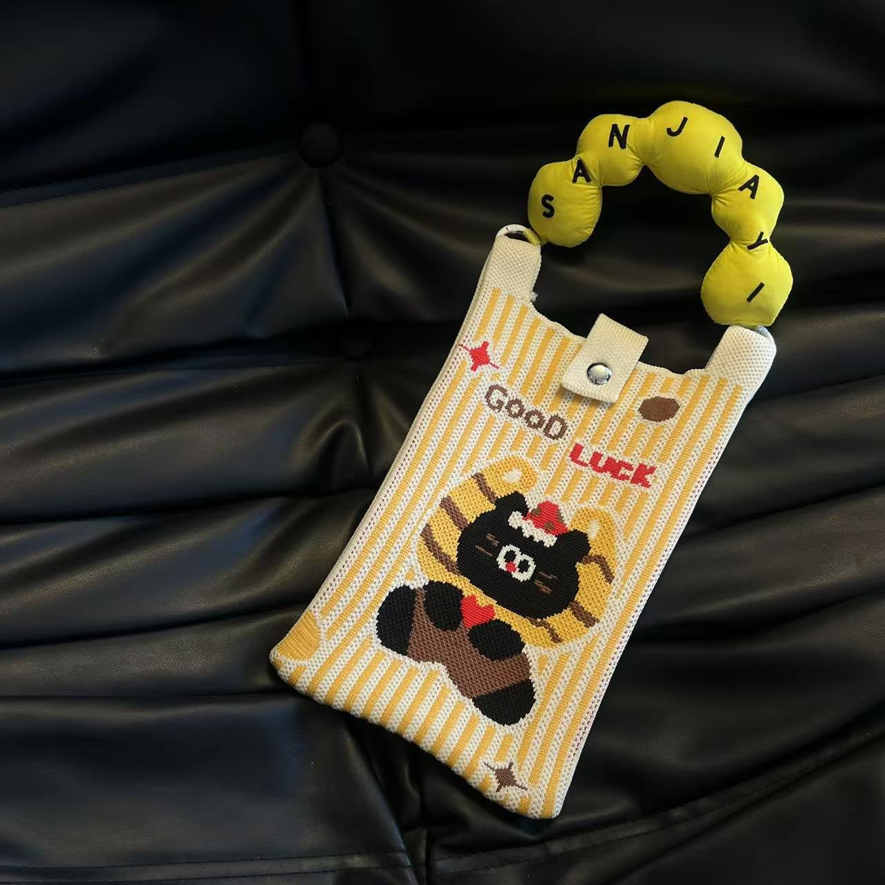 노란 줄무늬 검은 얼굴 고양이