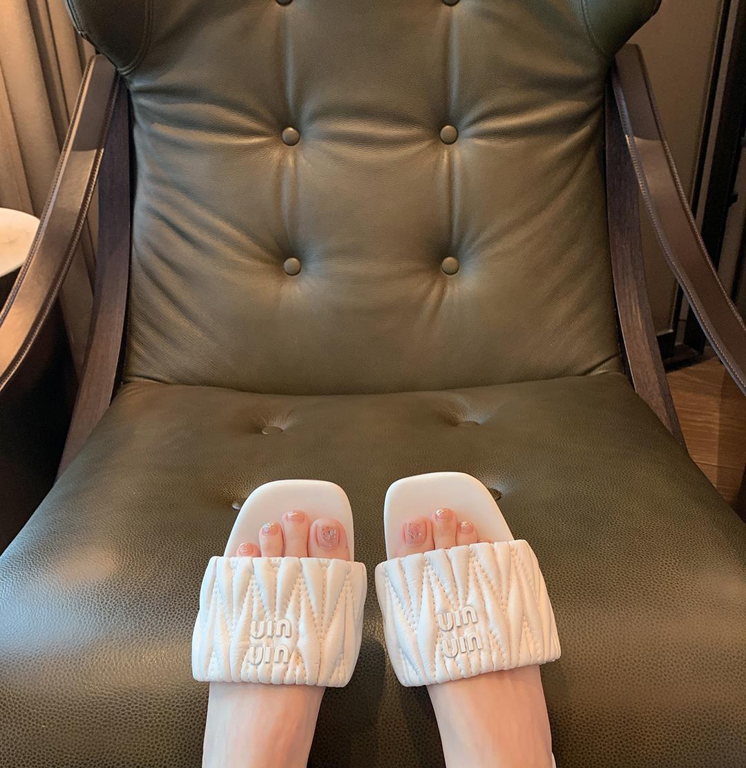 Sandalias planas versátiles y transpirables con punta cuadrada, antideslizantes, estilo nuevo de verano 2024, modernas y transpirables.