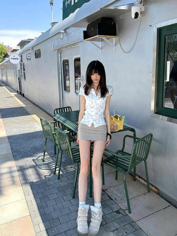 韓国スタイルピンチウエスト水玉プリント半袖シャツ女性のための夏の新しいデザインホットガールウエスト気質右肩シャツ|undefined