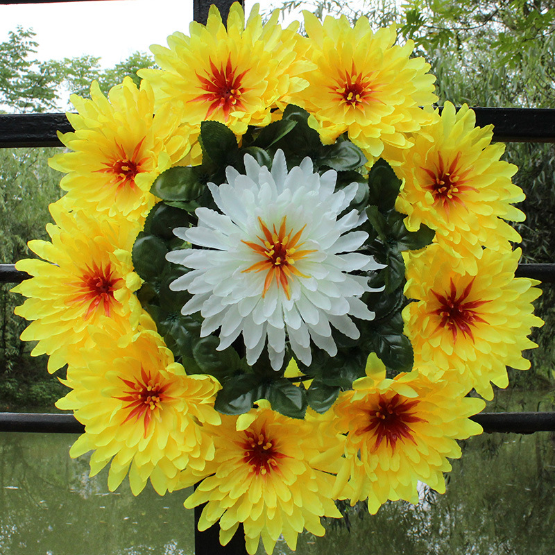 Simulated chrysanthemum wreath to visit the graves and sweeping…