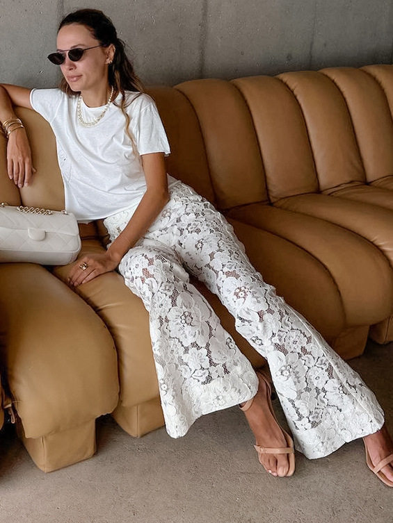 Quần ống loe nữ jacquard họa tiết hoa ren, cạp cao, form tôn dáng — Màu trắng