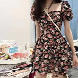 碎花连衣裙女2025夏季新款小个子法式方领泡泡袖裙子纯欲风短裙子