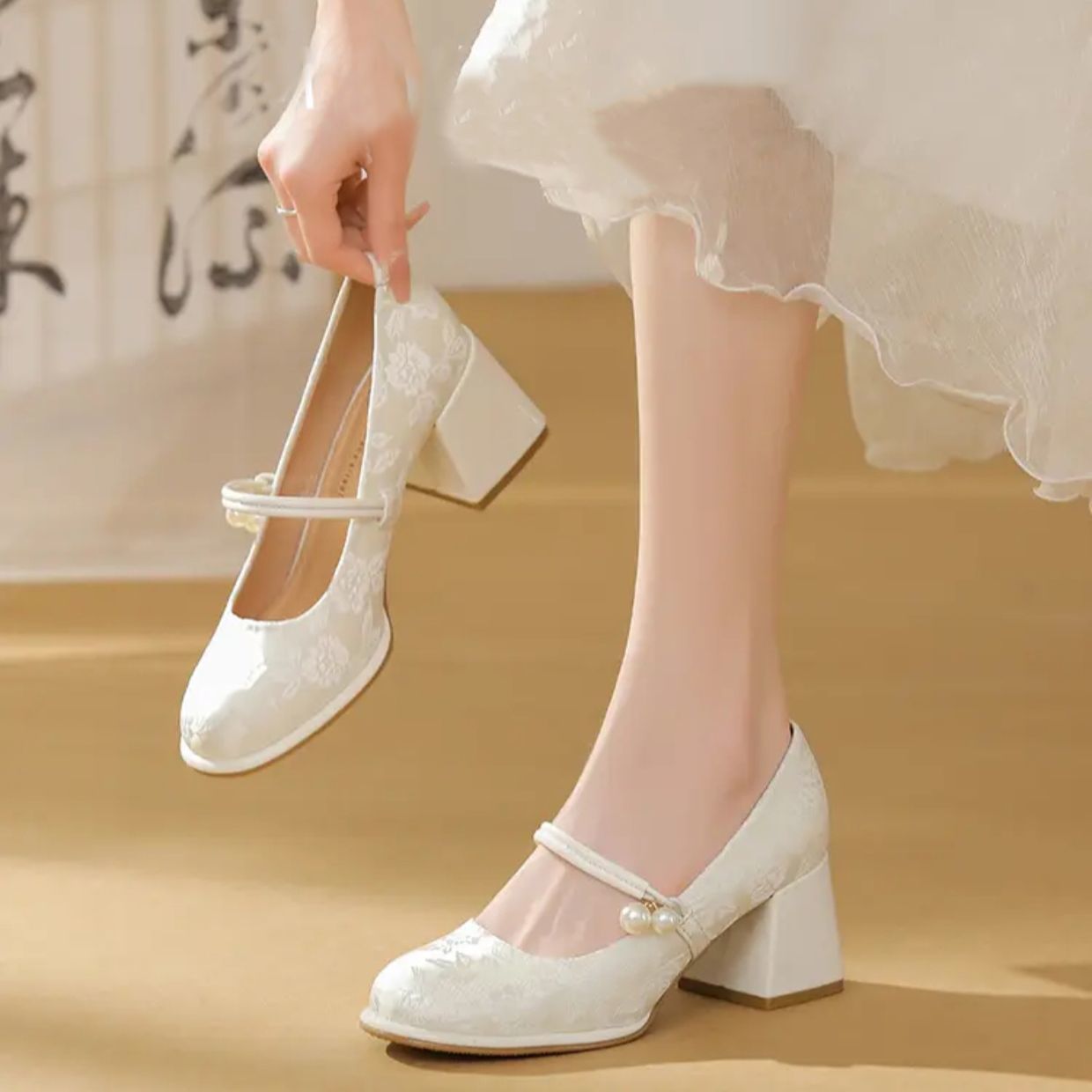 Cheongsam Guofeng Marizhen zapatos de mujer 2026 zapatos de cabeza cuadrada de primavera de mujer nuevos zapatos chinos de tacón alto suaves zapatos de dama de honor