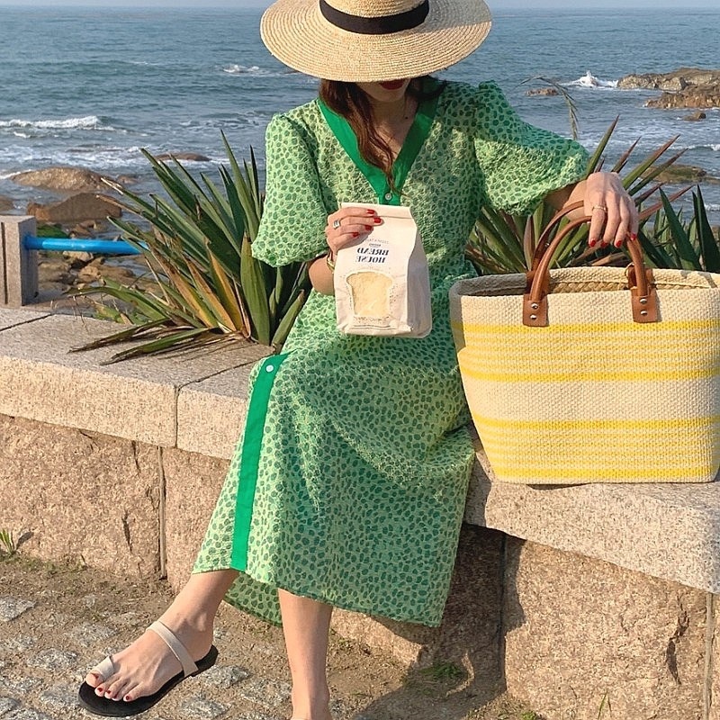 贵族气质豹纹印花连衣裙女夏季新款洋气撞色V领纽扣长裙高端