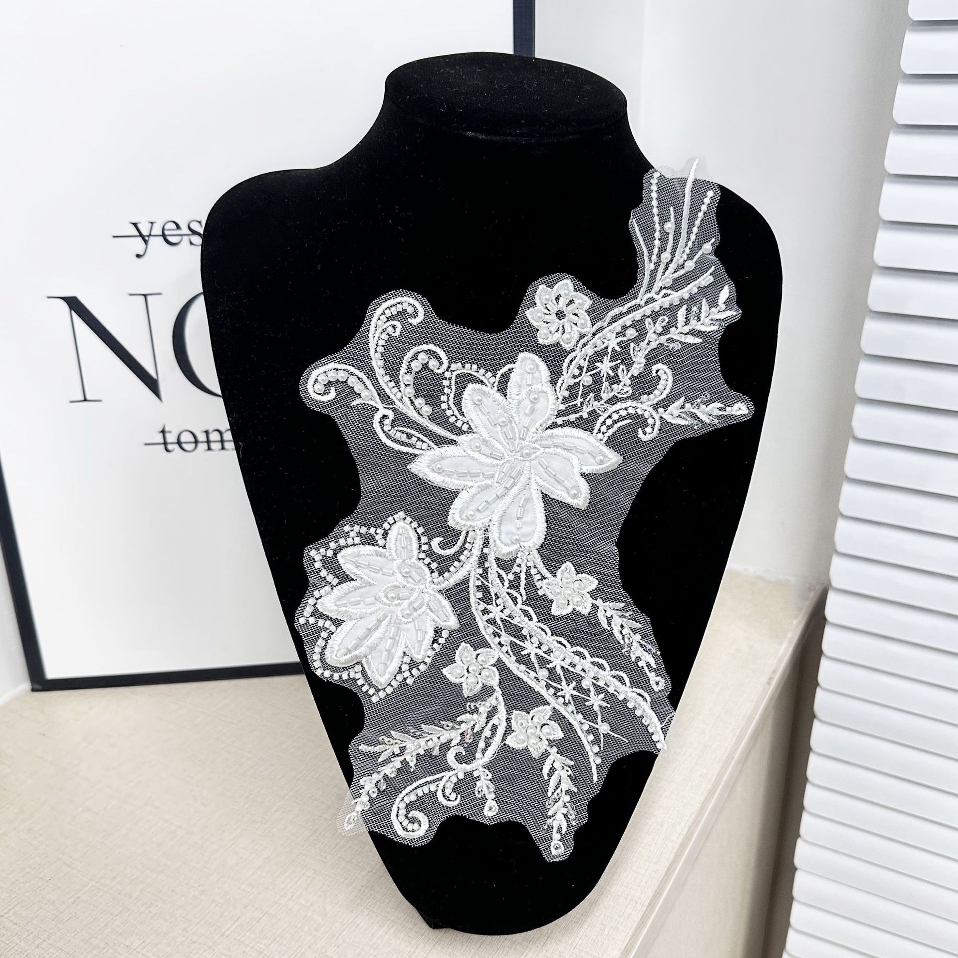 Venta directa de fábrica de encaje exquisito bordado de flores pegatinas de tela moda accesorios de ropa al por mayor image 4