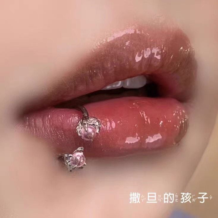Silver pointed spike labret stud material detail