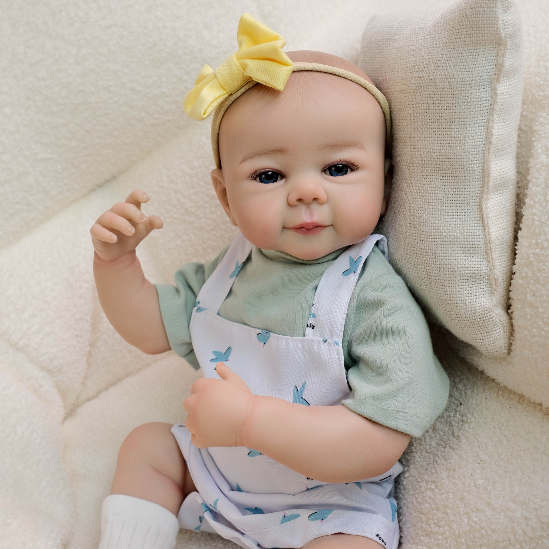 Muñeca de simulación Julietta con overol estampado de 19 pulgadas, ideal como regalo navideño para niños.