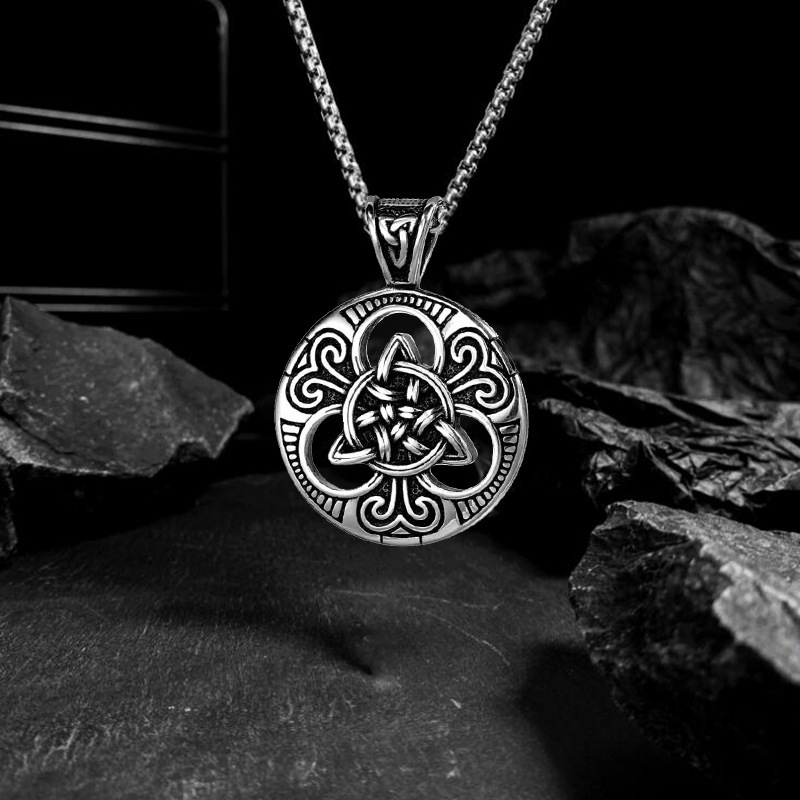 Collana con ciondolo con etichetta rotonda con nodo concentrico irlandese punk maschile alla moda_voghion.com