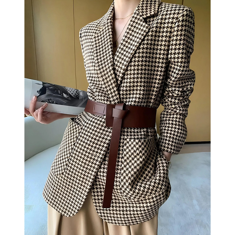 Fashionable classic elegant small suit