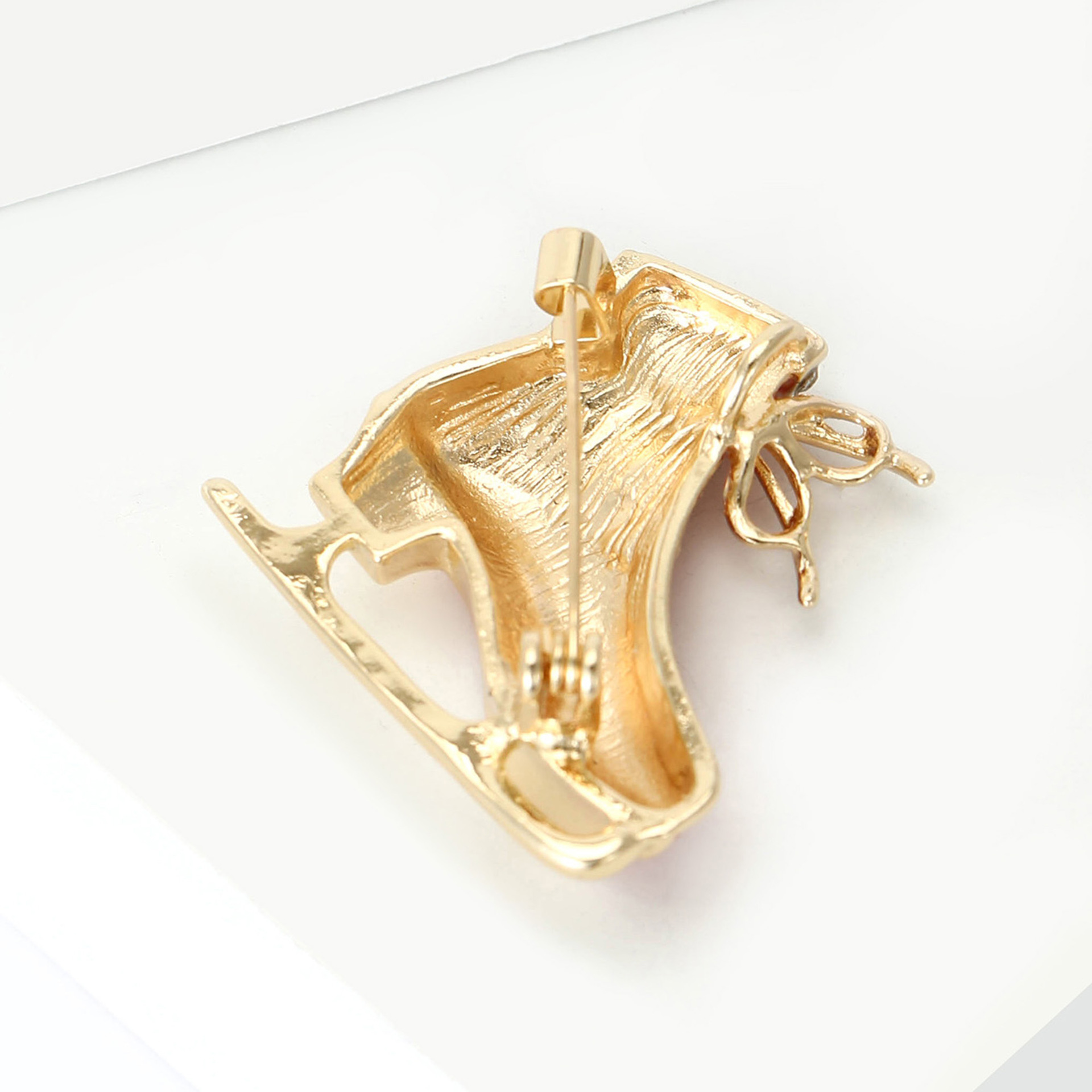 New European and American Fashion Christmas Ice Skate Brooch with Rhinestones and Enamel, Versatile and Stylish Suit Lapel Pin