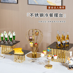 バイキングの食べ物の宴会の展示棚のステンレスの果物のトレーはお茶を飾ってケーキのお菓子の心の棚を飾って台を並べます。