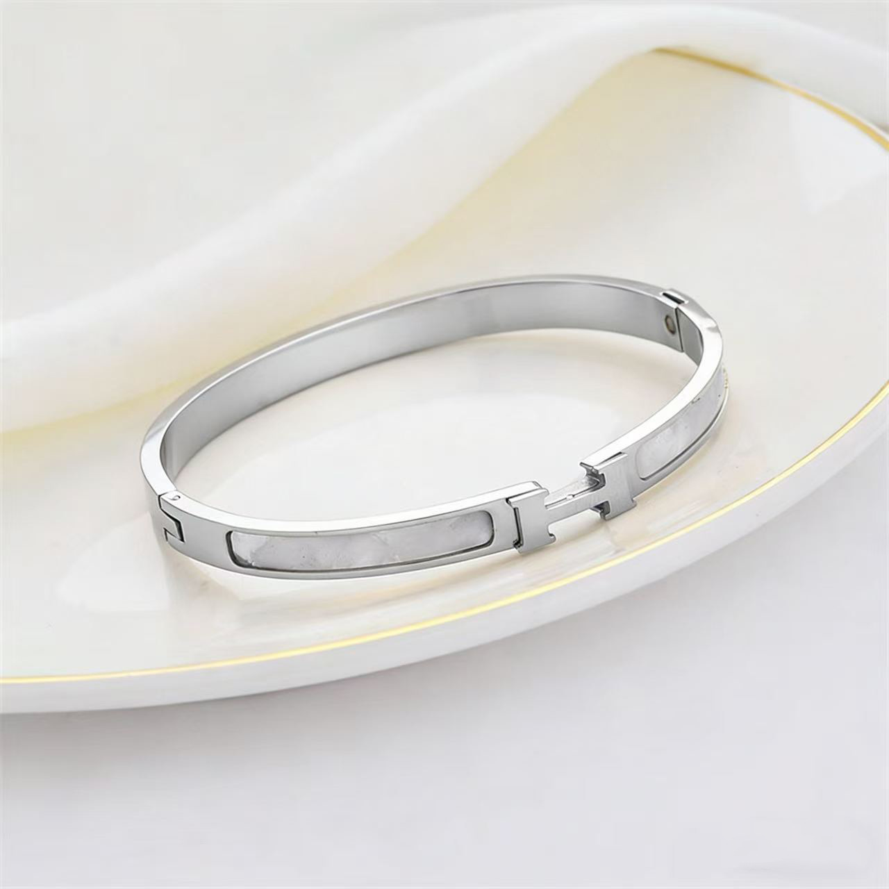 Brazalete de acero de titanio para mujeres no desvanecerse pulsera de letras de alta versión transfronteriza venta caliente chapado en oro 18K joyas de acero inoxidable al por mayor