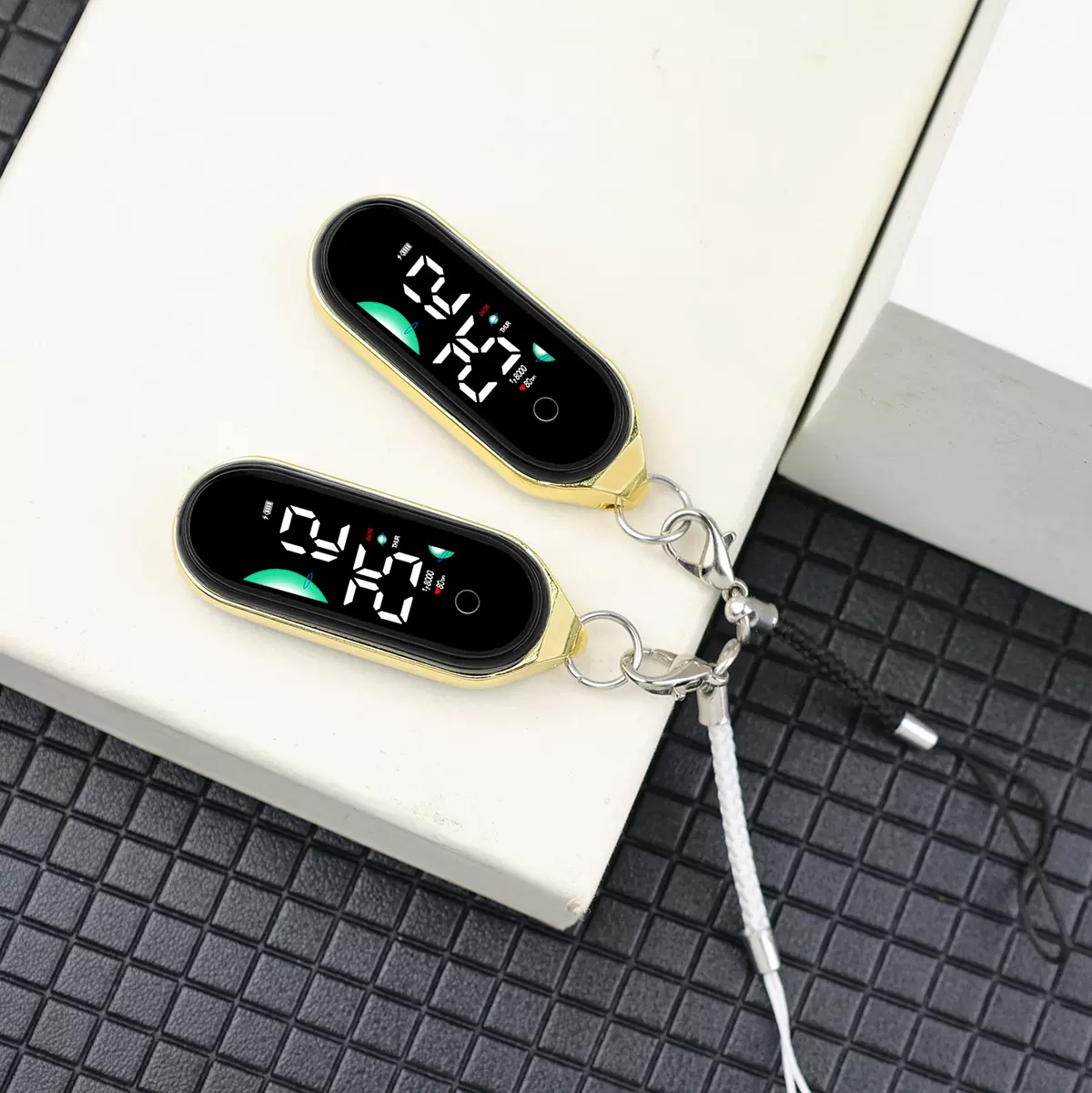 厂家直销新款合金壳时尚LED电子表学生简约夜光防水挂绳小挂表