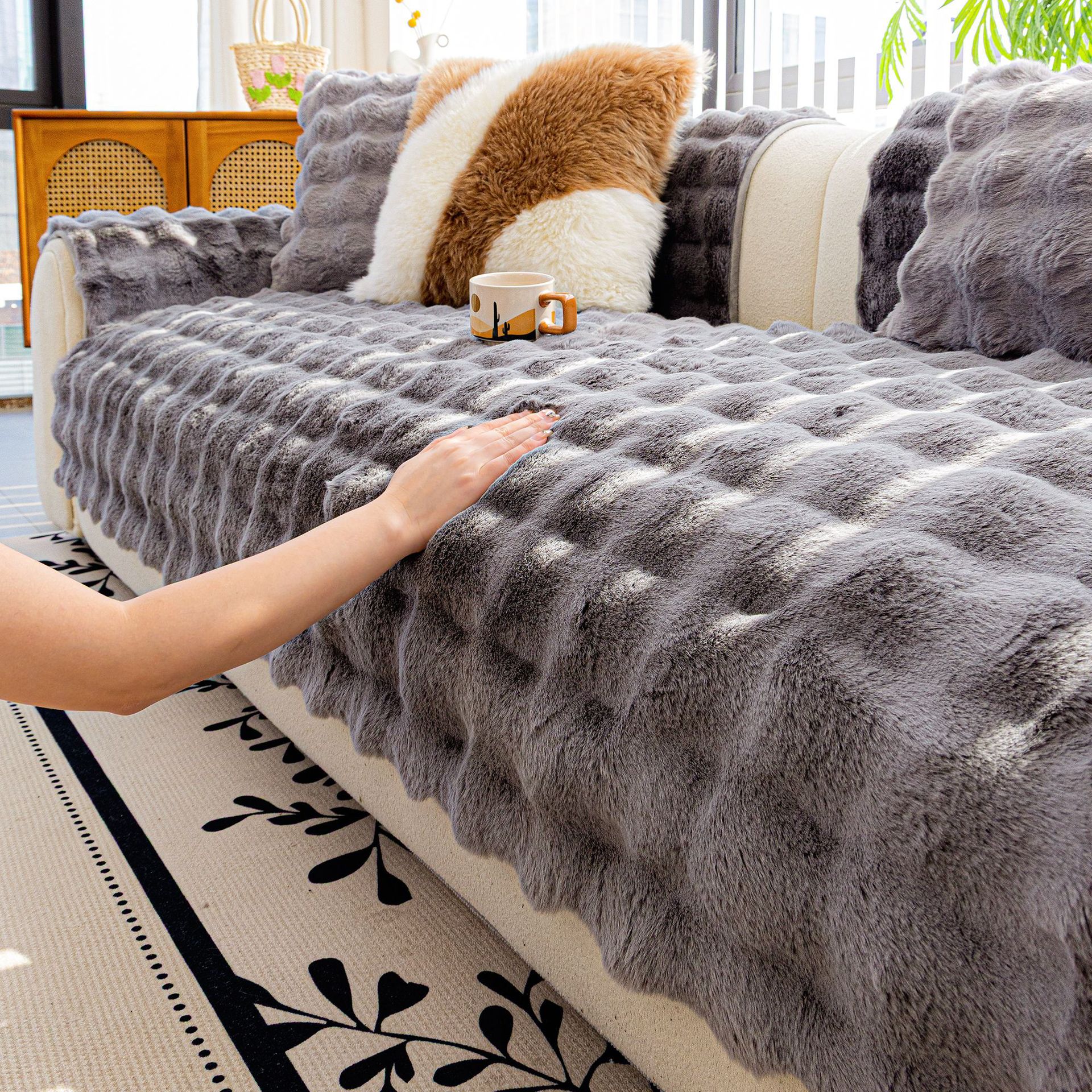 Invierno 2025 nuevo toallas de viento de crema de seda de alta calidad, cojín de sofá de peluche grueso recto