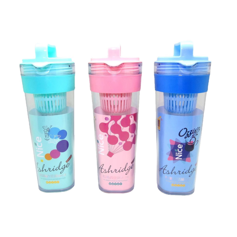 Suministro directo de fábrica sellado plástico con colador botella de agua fría del hogar una olla cuatro tazas botella de agua traje imprimible logo
