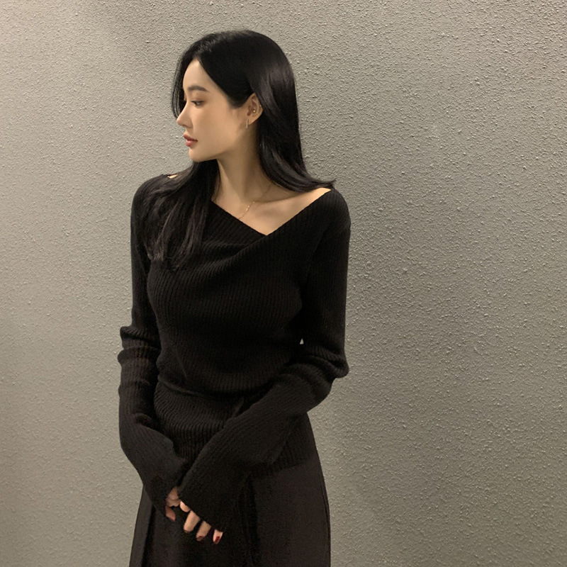 韓国の古典的な新しいデザインの三角形カットオフショルダープリーツストラップ長袖セータートップ女性用