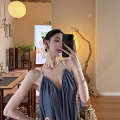 25ss レトロホワイトサスペンダーシフォンシャツ女性用、手作りスパゲッティストラップ、大きな裾、Vネック、気質、ホリデースタイルトップ