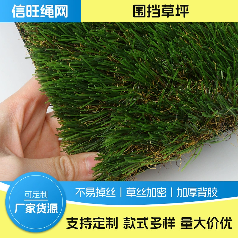 Индивидуально спроектированное искусственное футбольное поле с имитацией газона, ограждением и зеленой инженерной отделкой для детских садов.