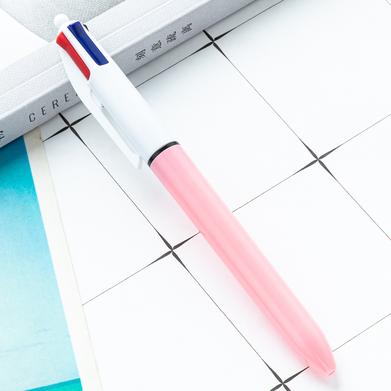 Oficina de aprendizaje de papelería multi-color de la pluma cuatro-en-una mano cuenta trazo clave marcado bolígrafo de plástico bolígrafo