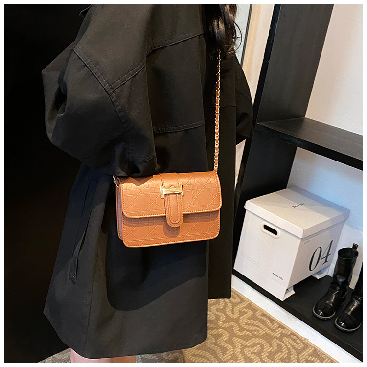 This stylish, high-quality, and trendy hand-held crossbody bag is a new cross-border women's bag for autumn and winter 2024. It features a checkered commuter single-shoulder bag undefined